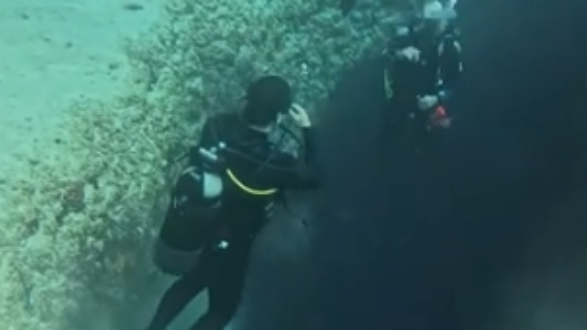 Δείτε δύτες να κατεβαίνουν στο “πηγάδι του διαβόλου” στα Λμανάκια της Βουλιαγμένης (βίντεο)