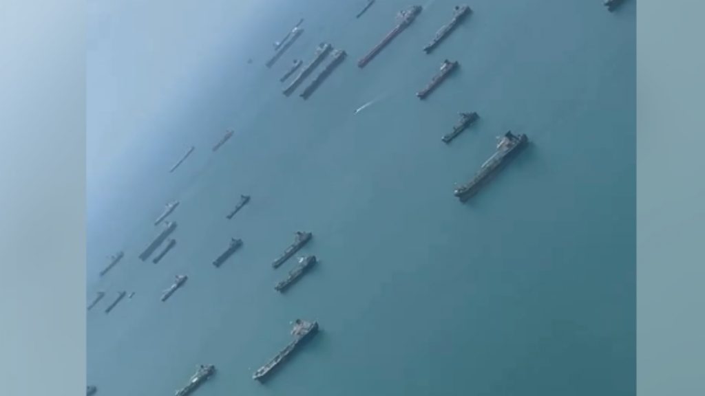 Το Στενό του Ορμούζ ως ένα τεράστιο… πλωτό πάρκινγκ – Εκατοντάδες πλοία σε αναμονή (βίντεο)