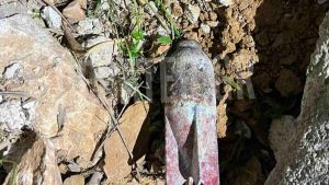 Πεύκη: Αυτή είναι η οβίδα που βρήκαν παιδιά, “την κλωτσούσαν σαν μπάλα” – Εικόνες από την επιχείρηση απομάκρυνσης