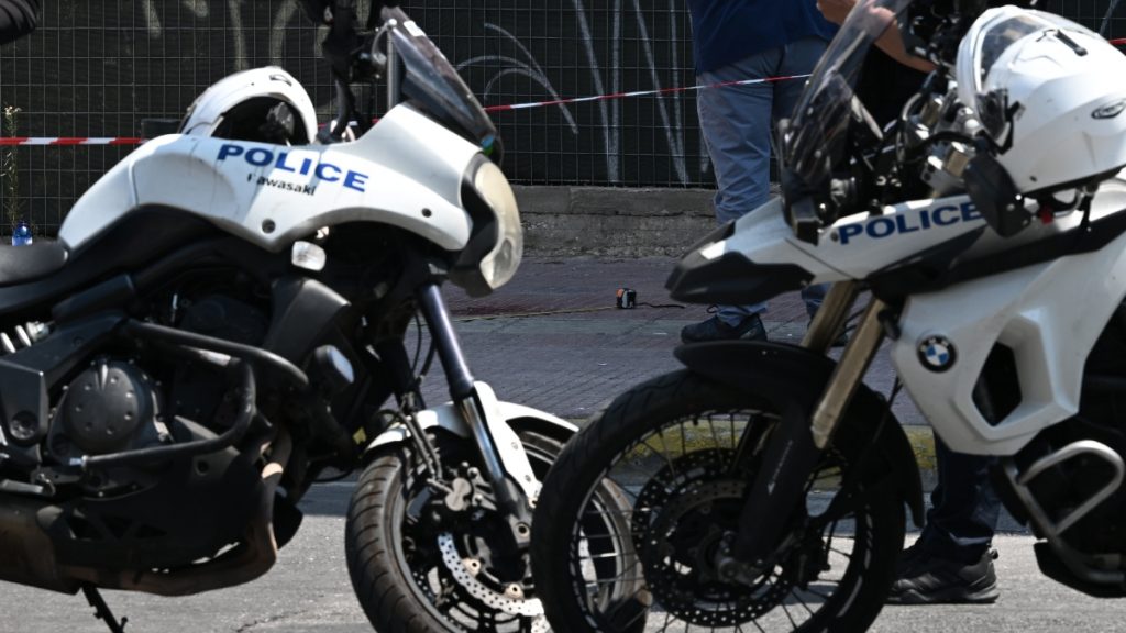 Λουτράκι: Ένοπλη ληστεία με καλάσνικοφ και βαριοπούλες στα ΕΛΤΑ – Άρπαξαν πάνω από 30.000 ευρώ