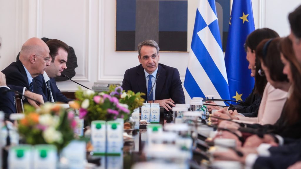 Μητσοτάκης στο υπουργικό: Στα 920 ευρώ ο κατώτατος μισθός – Μηνιαία αύξηση 40 ευρώ από πέρυσι