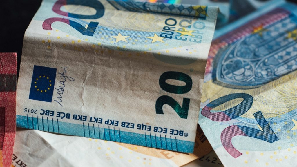 Πώς κρίνετε την αύξηση του κατώτατου μισθού στα 920 ευρώ;