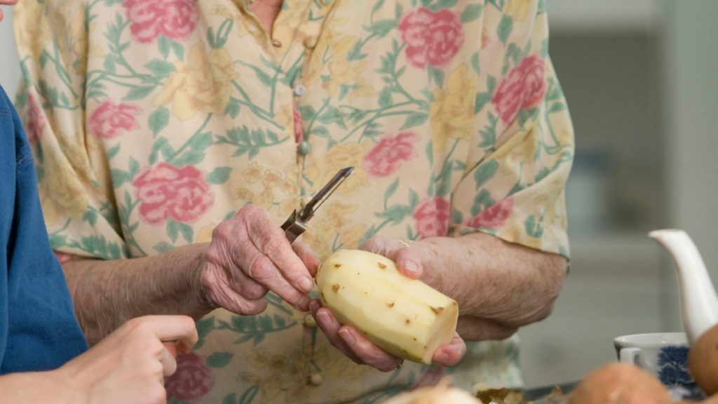 Το μαγείρεμα σπιτικού γεύματος μειώνει τον κίνδυνο άνοιας στους ηλικιωμένους