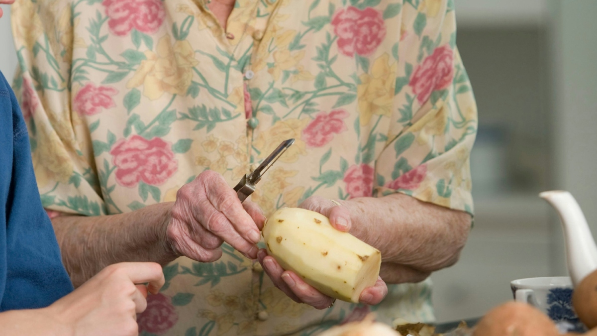 Το μαγείρεμα σπιτικού γεύματος μειώνει τον κίνδυνο άνοιας στους ηλικιωμένους