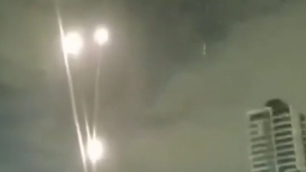 Βομβαρδισμοί του Ισραήλ σε Τεχεράνη και Βηρυτό – Ιρανικές επιθέσεις σε ΗΑΕ, Κατάρ, Μπαχρέιν, Κουβέιτ