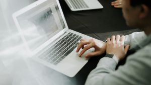 Νέος κατώτατος μισθός: Πόσα θα βάλουν καθαρά στην τσέπη μισθωτοί ιδιωτικού και δημόσιου τομέα