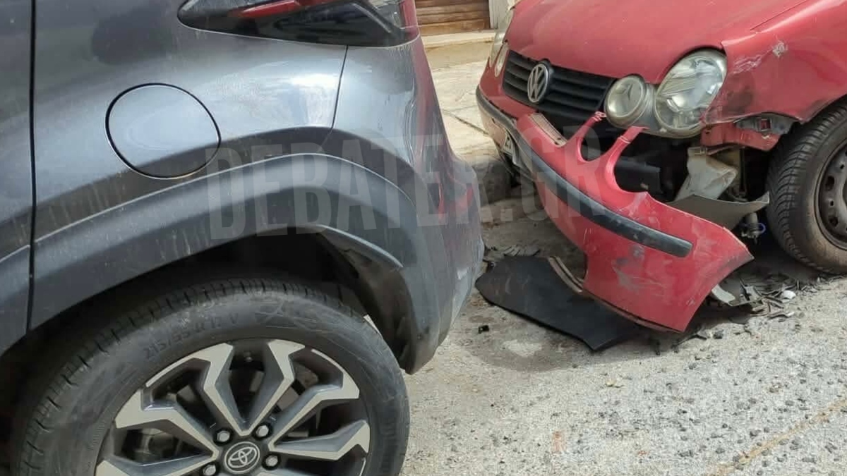 Παγκράτι: Μεθυσμένη οδηγός παρέσυρε παρκαρισμένα οχήματα – Μηχανάκι κατέληξε σε είσοδο πολυκατοικίας