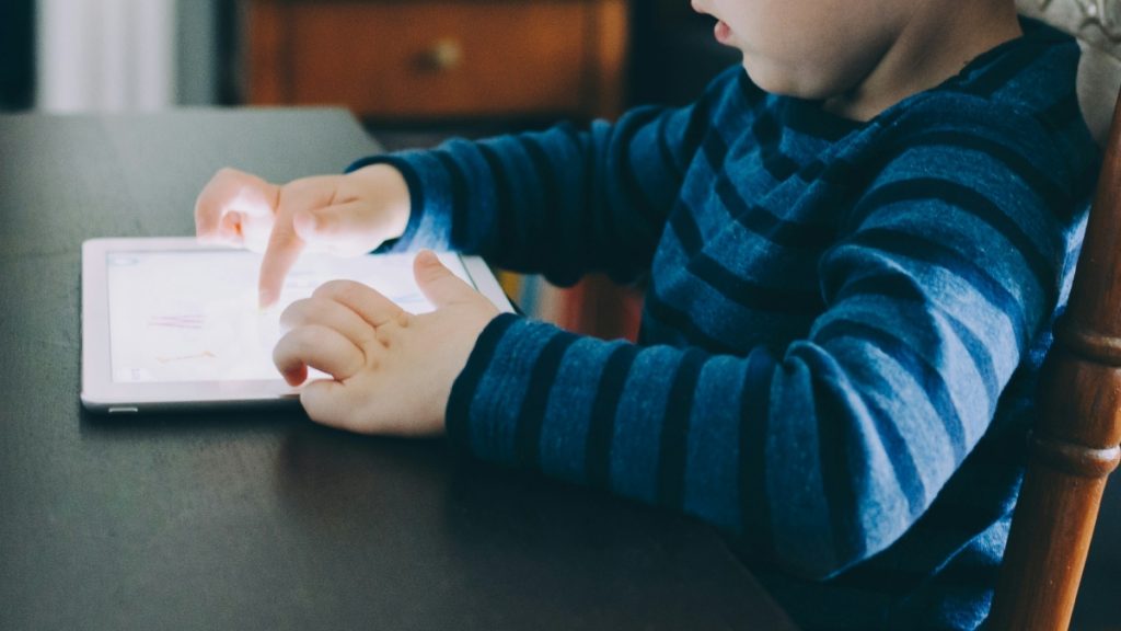 Βρετανία: “Όχι” οθόνες πριν από την ηλικία των 2 ετών – Οι συστάσεις για τα παιδιά έως 5 ετών