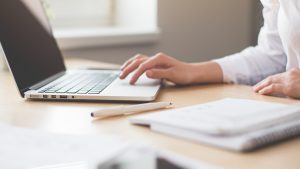 Κατώτατος μισθός: Αύξηση με “αστερίσκους”, προσοχή στα τρικ των εργοδοτών – Ο εργατολόγος Γιάννης Καρούζος εξηγεί