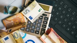 Οι αλλαγές που φέρνει το πολυνομοσχέδιο του ΥΠΟΙΚ σε πρόστιμα, κρυπτονομίσματα, μετρητά