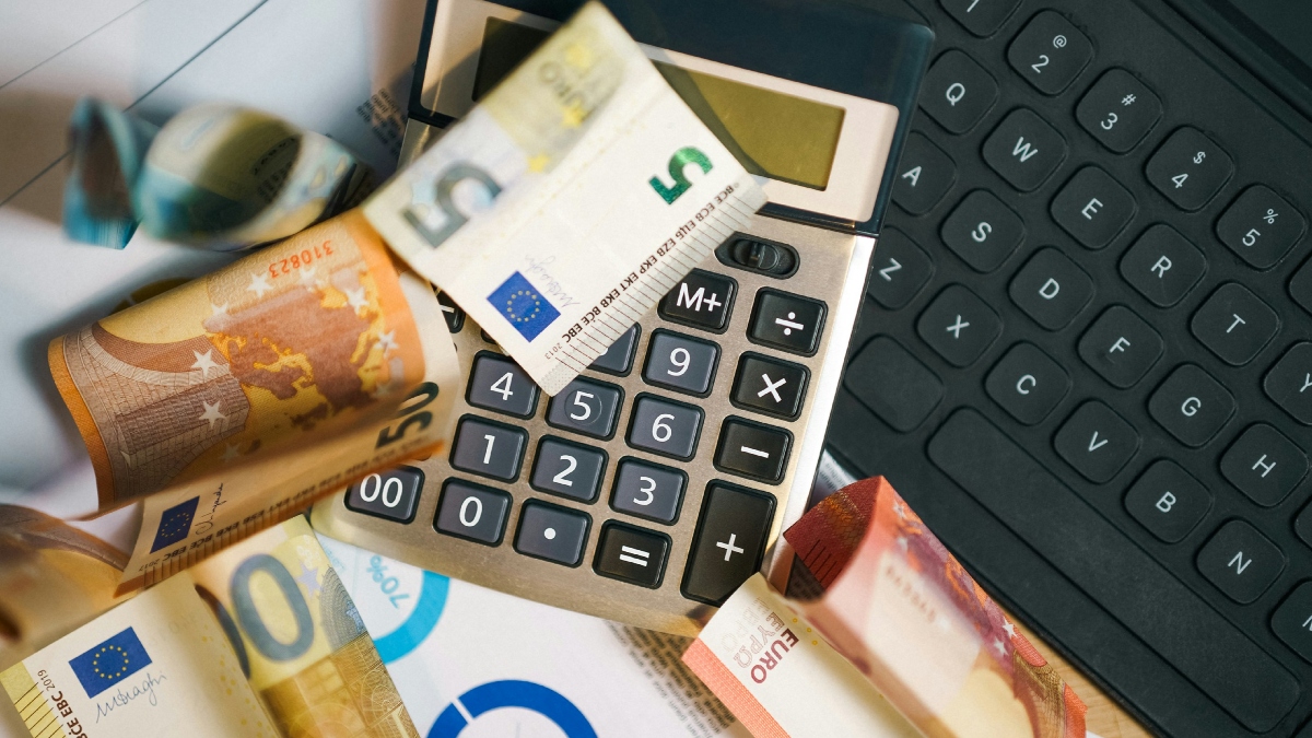 Οι αλλαγές που φέρνει το πολυνομοσχέδιο του ΥΠΟΙΚ σε πρόστιμα, κρυπτονομίσματα, μετρητά