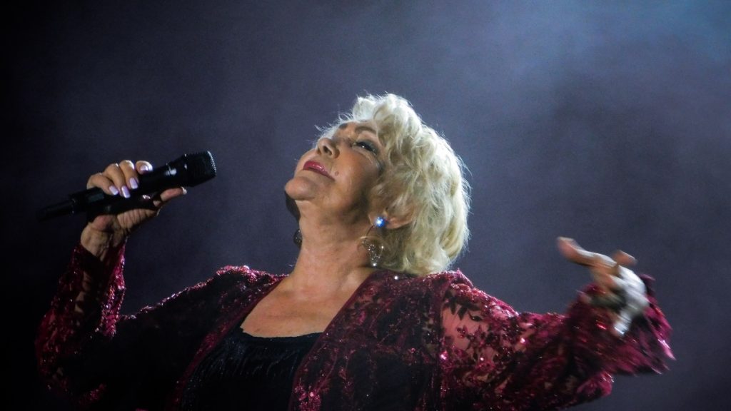 Κηδεία Μαρινέλλας: Το τελευταίο χειροκρότημα στη σπουδαία ερμηνεύτρια – Σε λαϊκό προσκύνημα η σορός της