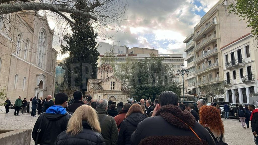 Κηδεία Μαρινέλλας: Το τελευταίο χειροκρότημα στη σπουδαία ερμηνεύτρια – Σε λαϊκό προσκύνημα η σορός της (Εικόνες)