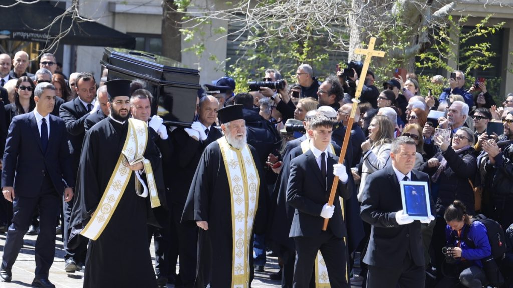 Η Ελλάδα αποχαιρετά τη Μαρινέλλα – Στις 14:00 στη Μητρόπολη η εξόδιος ακολουθία (Εικόνες)