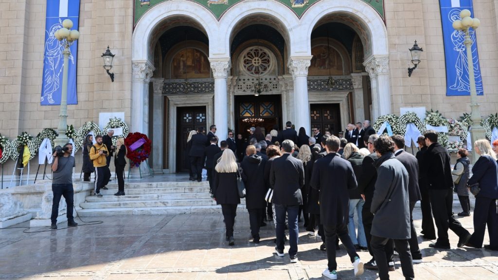 Η Ελλάδα αποχαιρετά τη Μαρινέλλα – Στις 14:00 στη Μητρόπολη η εξόδιος ακολουθία (Εικόνες)