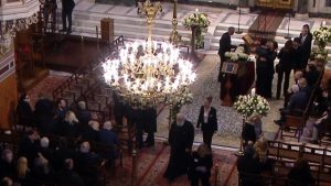 Το τελευταίο χειροκρότημα στη Μαρινέλλα – LIVE εικόνα από τη Μητρόπολη Αθηνών, στις 14:00 η εξόδιος ακολουθία (Εικόνες)