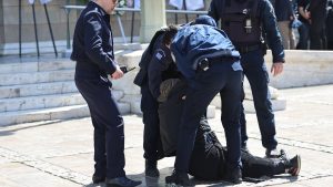 Κηδεία Μαρινέλλας: Απρόοπτο με την Ελένη Λουκά στο λαϊκό προσκύνημα – Την απομάκρυναν αστυνομικοί