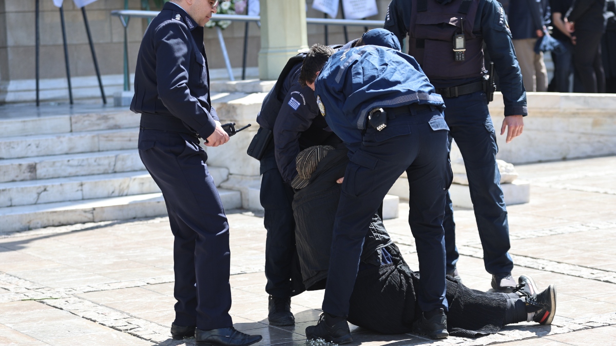 Κηδεία Μαρινέλλας: Απρόοπτο με την Ελένη Λουκά στο λαϊκό προσκύνημα – Την απομάκρυναν αστυνομικοί