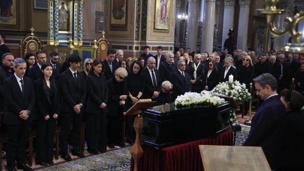 Το τελευταίο χειροκρότημα στη Μαρινέλλα – Ράγισαν καρδιές οι επικήδειοι από Αλεξίου και Νταλάρα