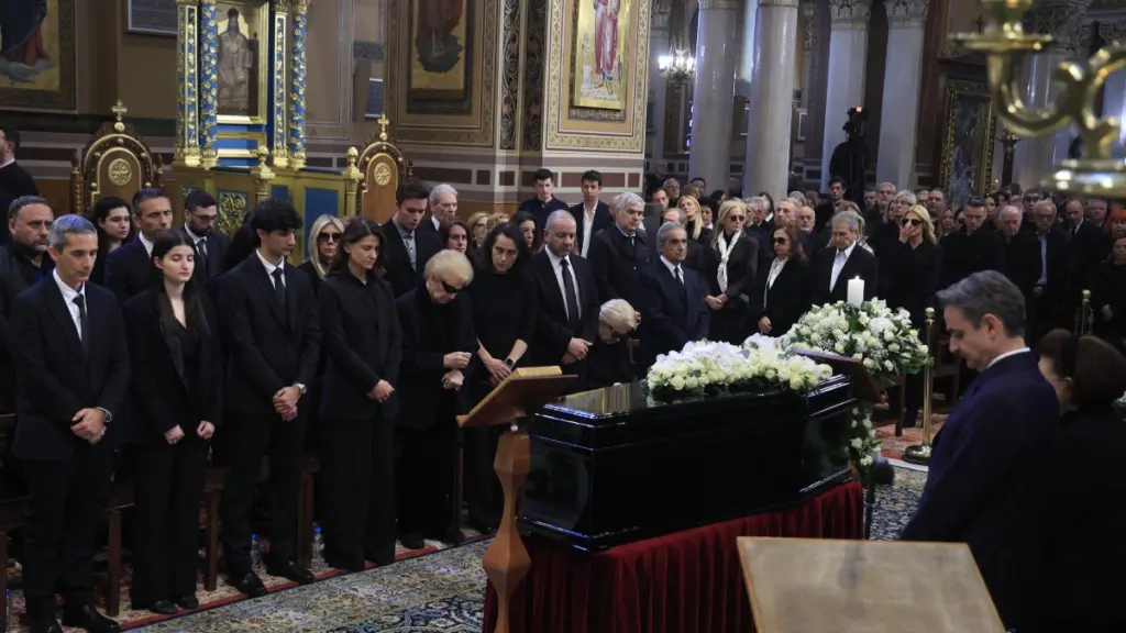 Το τελευταίο χειροκρότημα στη Μαρινέλλα – Ράγισαν καρδιές οι επικήδειοι από Αλεξίου και Νταλάρα