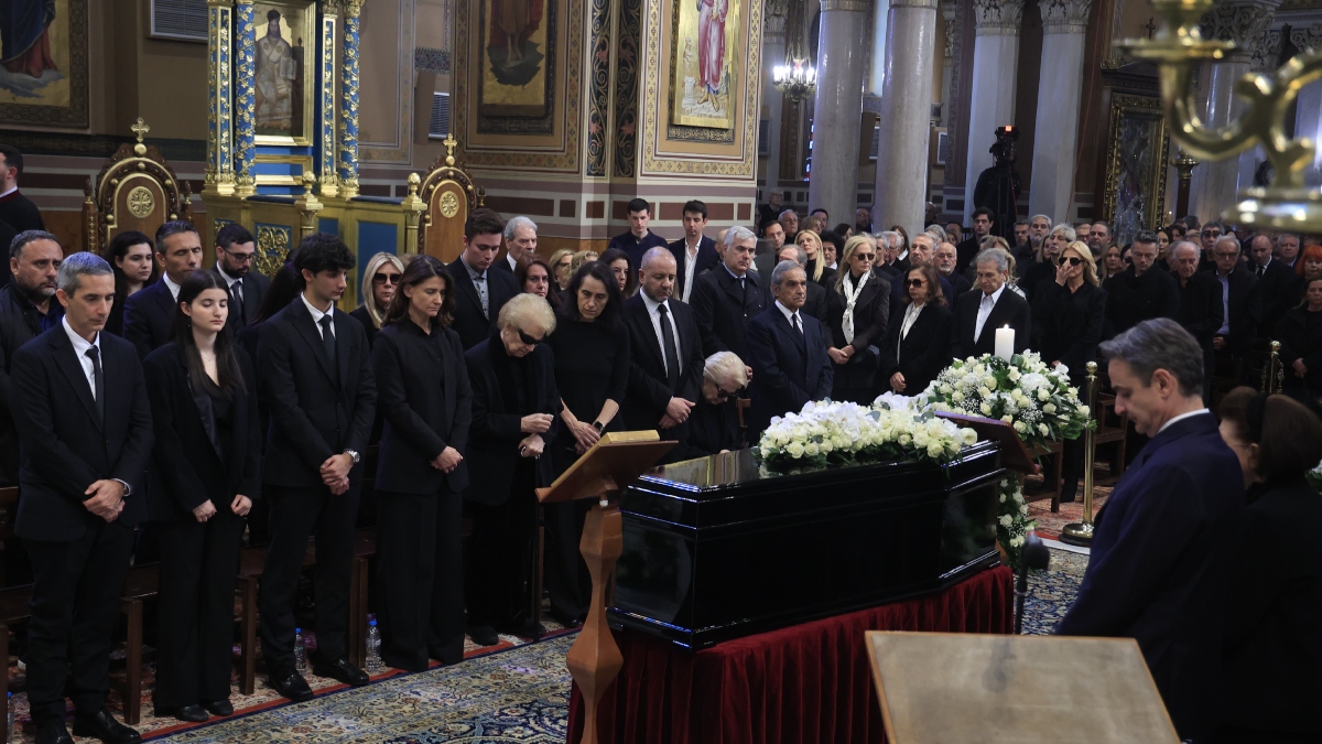 Το τελευταίο χειροκρότημα στη Μαρινέλλα – Ράγισαν καρδιές οι επικήδειοι από Αλεξίου και Νταλάρα