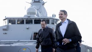 Επίσκεψη στην φρεγάτα «Κίμων» από Μητσοτάκη και Χριστοδουλίδη – «Να ξέρετε πάντα ότι είμαστε εδώ για ό,τι χρειαστεί»