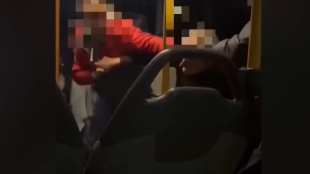 Επιβάτης επιτέθηκε σε γυναίκα σε λεωφορείο των ΚΤΕΛ στην Θεσσαλονίκη – Την έσωσε η φίλη της και ο οδηγός (βίντεο)