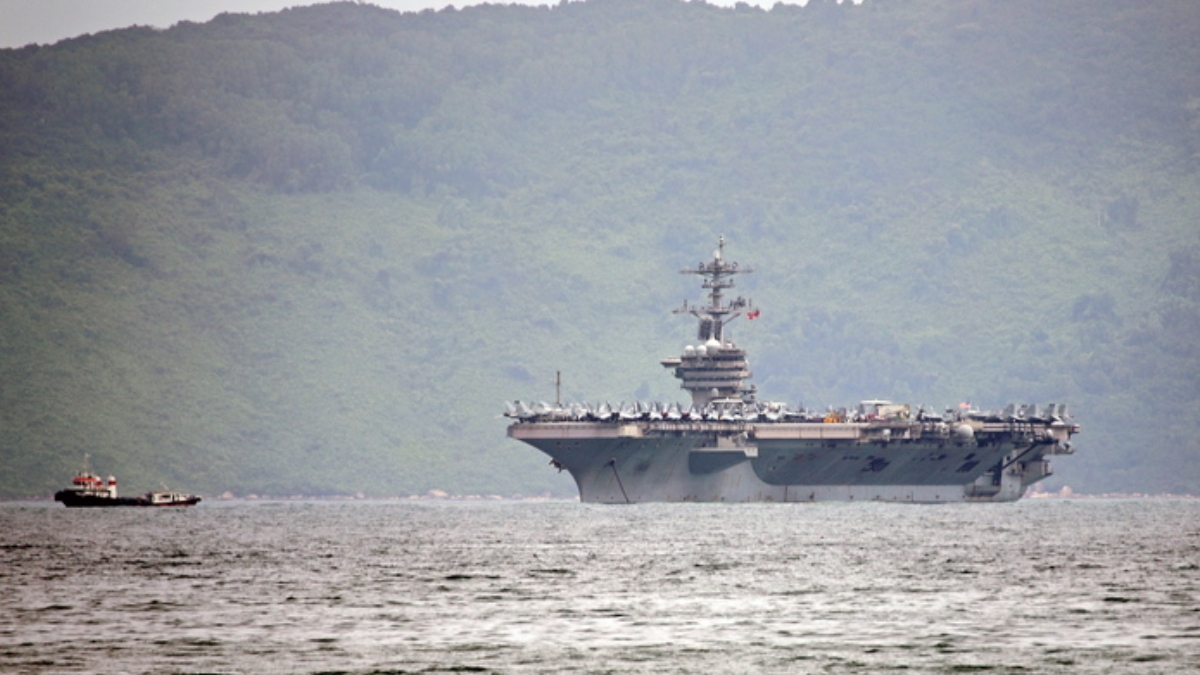 Ιράν: «Επιτυχές πλήγμα» κατά του αεροπλανοφόρου Abraham Lincoln