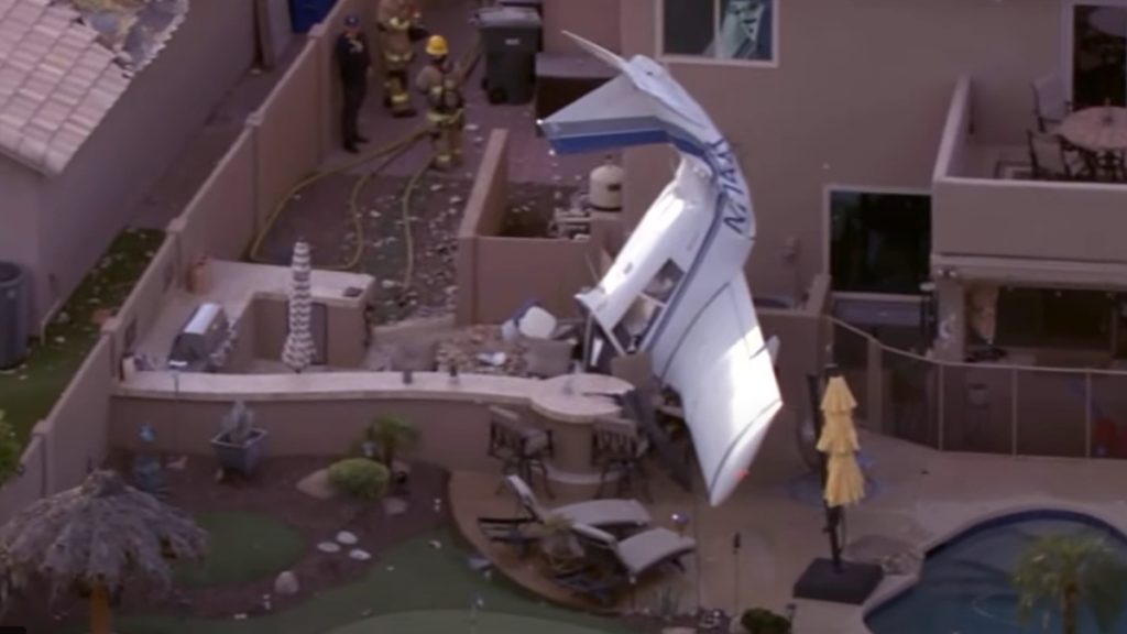 Συντριβή μικρού αεροσκάφους σε σπίτια στο Φοίνιξ – Τραυματίστηκαν τρία άτομα (βίντεο)