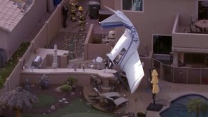 Συντριβή μικρού αεροσκάφους σε σπίτια στο Φοίνιξ – Τραυματίστηκαν τρία άτομα (βίντεο)