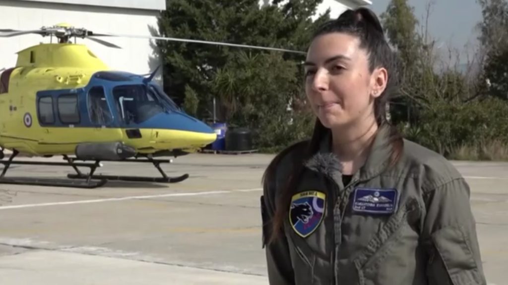 “Ο ουρανός δεν ανήκει σε κανένα φύλο” – Η 27χρονη ανθυποσμηναγός της Πολεμικής Αεροπορίας που κάνει αεροδιακομιδές (βίντεο)
