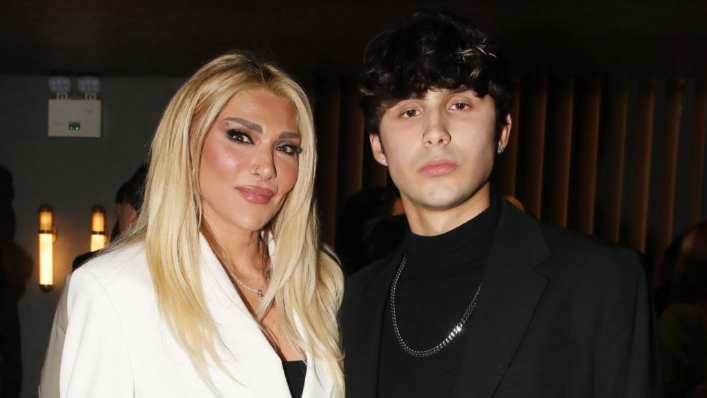 Μπάμπης Λαζαρίδης: Ο γιος της Αγγελικής Ηλιάδη στην πρώτη του συνέντευξη – «Μου τα έχει πει όλα η μητέρα μου»