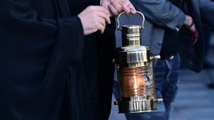 Πάσχα: Αγωνία για εκατομμύρια πιστούς – Πώς θα φτάσει το Άγιο Φως στην Ελλάδα εν μέσω συγκρούσεων στη Μέση Ανατολή