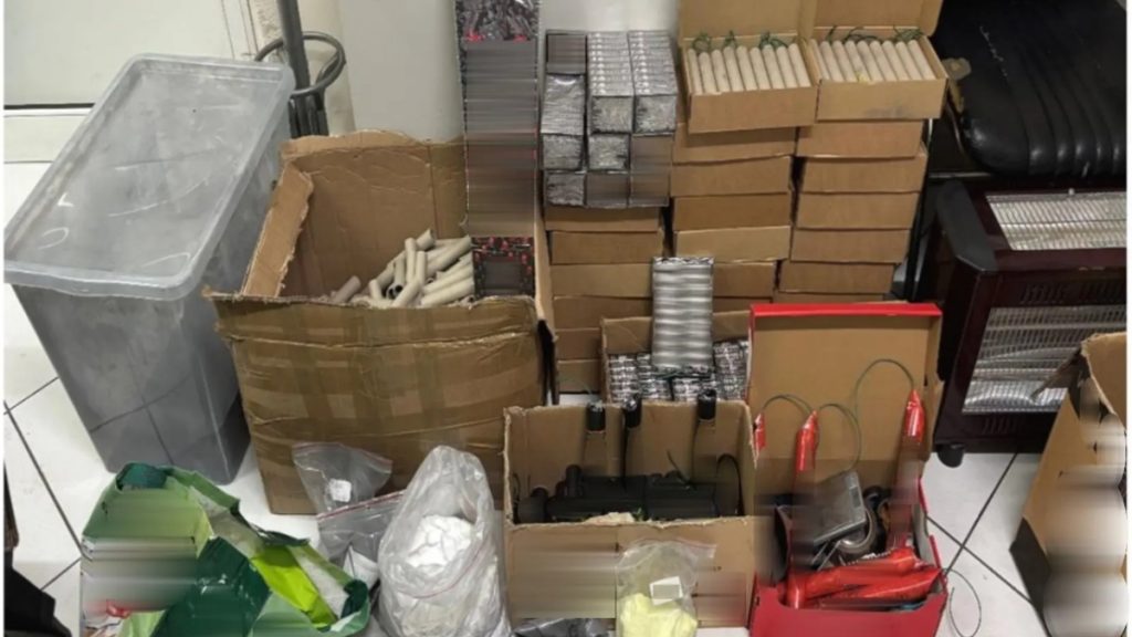 Άγιος Δημήτριος: 16χρονος έστησε εργαστήριο κροτίδων μέσα σε υπνοδωμάτιο (Εικόνες)