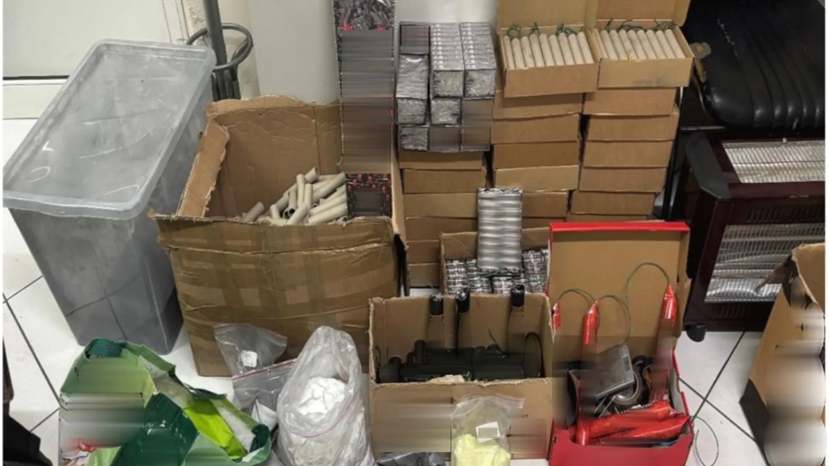 Άγιος Δημήτριος: 16χρονος έστησε εργαστήριο κροτίδων μέσα σε υπνοδωμάτιο (Εικόνες)