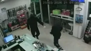 Ληστεία σε βενζινάδικο στο Αγρίνιο: Καρέ-καρέ η δράση – Άφαντος ο δράστης