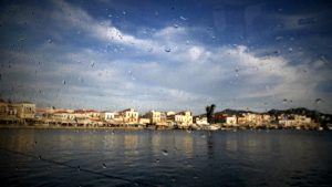 ΕΕΑ: Πρωτοβουλία για την ενίσχυση της Αίγινας με 90 παλέτες εμφιαλωμένο νερό