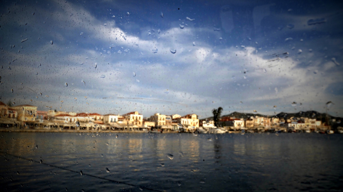 ΕΕΑ: Πρωτοβουλία για την ενίσχυση της Αίγινας με 90 παλέτες εμφιαλωμένο νερό