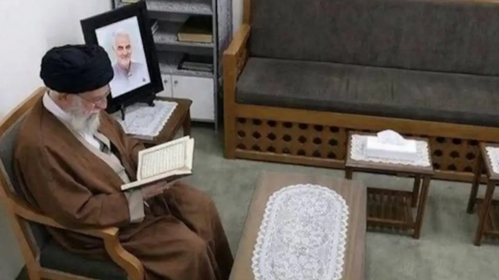 Αλί Χαμενεΐ: Τον γύρο του διαδικτύου κάνει η τελευταία φωτογραφία του λίγες ώρες πριν σκοτωθεί