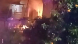 Η στιγμή που τυλίγεται στις φλόγες διαμέρισμα πολυκατοικίας στην Αμφιάλη (βίντεο)