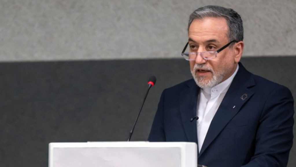 “Πυρά” Αραγτσί κατά Μακρόν: “Δεν έχει ψελλίσει ούτε λέξη καταδίκης για τον πόλεμο Ισραήλ-ΗΠΑ στο Ιράν”