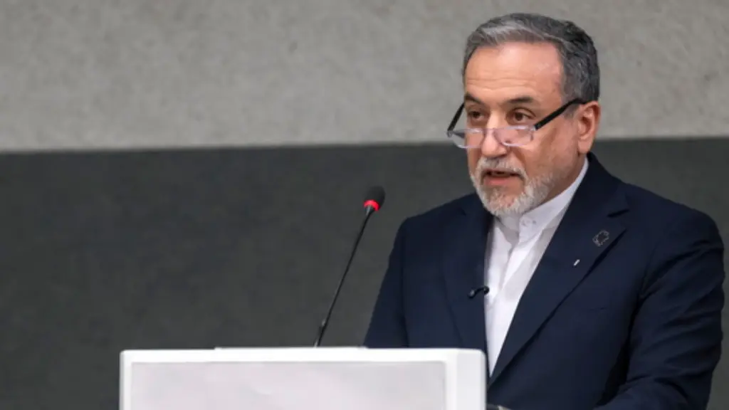 Ιράν: To Λονδίνο “θέτει σε κίνδυνο ζωές Βρετανών”, λέει ο Αραγτσί