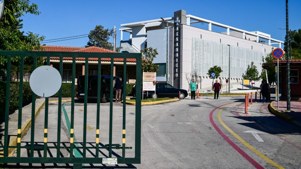 Ασκληπιείο Βούλας: Σοβαρή καταγγελία για ενδοοικογενειακή βία – “Τώρα που είναι μπροστά οι γιατροί, δεν με χτυπάς”