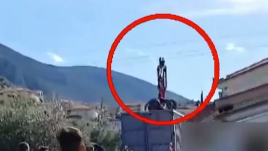 Κυνουρία: Βίντεο ντοκουμέντο από το εργατικό δυστύχημα με τους δύο νεκρούς – Η στιγμή που το ανυψωτικό μηχάνημα ακουμπάει τα καλώδια
