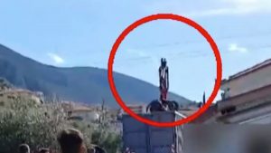 Κυνουρία: Βίντεο ντοκουμέντο από το εργατικό δυστύχημα με τους δύο νεκρούς – Η στιγμή που το ανυψωτικό μηχάνημα ακουμπάει τα καλώδια