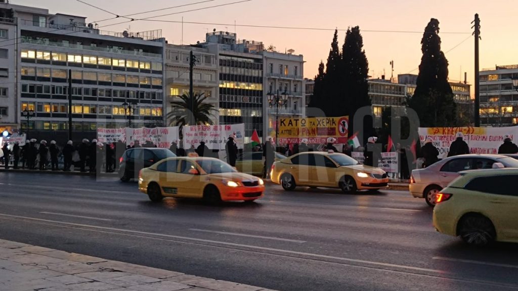 Σύνταγμα: Σε εξέλιξη η συγκέντρωση οργανώσεων της εξωκοινοβουλευτικής Αριστεράς για τις επιχειρήσεις στο Ιράν