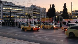 Σύνταγμα: Σε εξέλιξη η συγκέντρωση οργανώσεων της εξωκοινοβουλευτικής Αριστεράς για τις επιχειρήσεις στο Ιράν