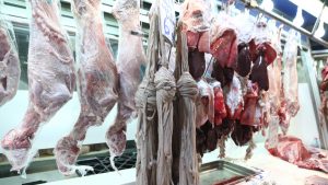 Η άνοδος στα καύσιμα “πιέζει” τα νοικοκυριά: Αυξήσεις στις τιμές των βασικών αγαθών – Στα 20 ευρώ το κιλό ο οβελίας