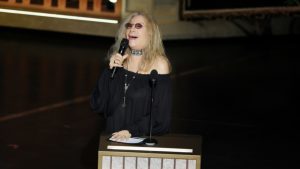 Μπάρμπρα Στρέιζαντ: Τραγούδησε ξανά μετά από μια δεκαετία στη σκηνή των Όσκαρ 2026 (vid)