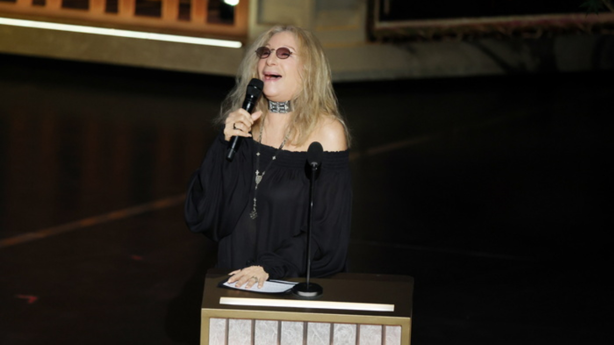 Μπάρμπρα Στρέιζαντ: Τραγούδησε ξανά μετά από μια δεκαετία στη σκηνή των Όσκαρ 2026 (vid)